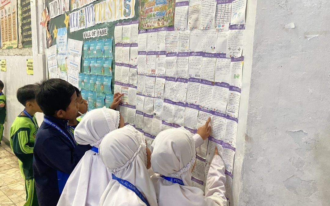 Jejak Kasih di Mading Madrasah: 101 Pesan Cinta Alumni Kelas VI untuk Adik-Adik MI Al-Ishlah