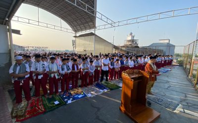 Menundukkan Hati Memohon Rahmat: MI Al-Ishlah Gelar Sholat Istisqo Berjamaah di Rooftop Madrasah